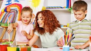 Latihan untuk mengajar anak menggunakan metode Montessori Lingkungan pendidikan khusus